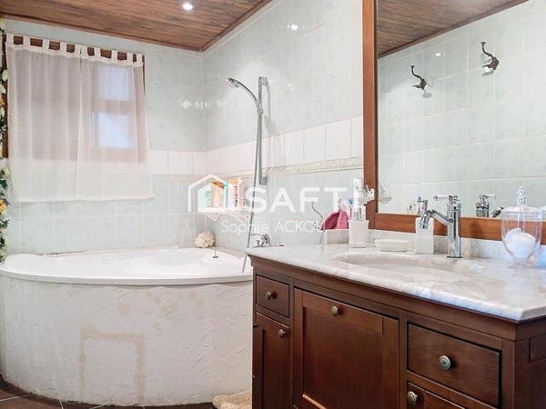Au coeur du village, un potentiel rare vous attend!!