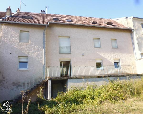 Immeuble composé de 4 appartements dont 3 loués, caves et terrain attenant le tout sur 400 m².