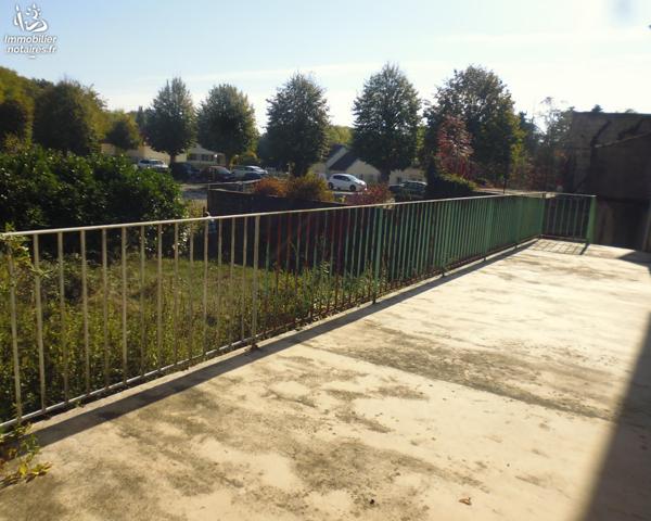 Immeuble composé de 4 appartements dont 3 loués, caves et terrain attenant le tout sur 400 m².