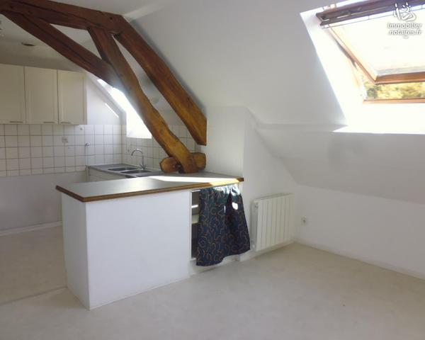 Immeuble composé de 4 appartements dont 3 loués, caves et terrain attenant le tout sur 400 m².