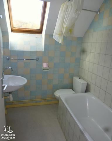 Immeuble composé de 4 appartements dont 3 loués, caves et terrain attenant le tout sur 400 m².