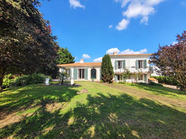 Maison de 184 m² à rénover avec studio indépendant et garage triple