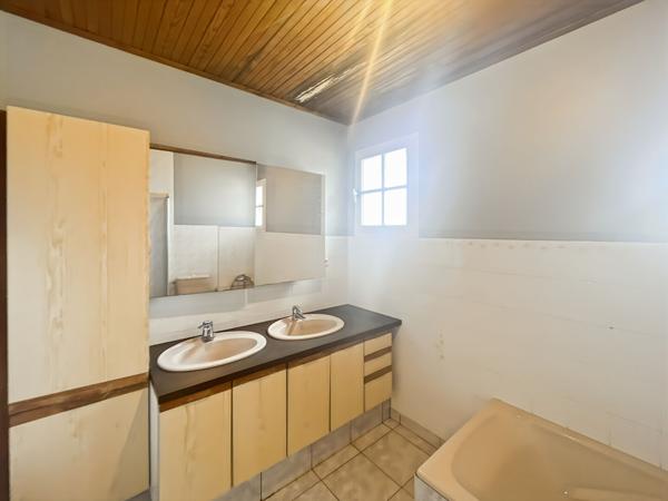 Maison de 184 m² à rénover avec studio indépendant et garage triple