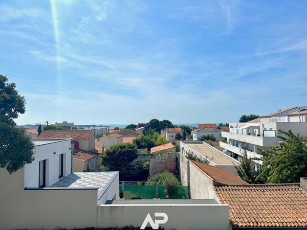 La Rochelle La Corniche - Appartement 80 m² avec vue mer, balcons, parking et ascenseur €264 000 ** - Référence MN630ED1
