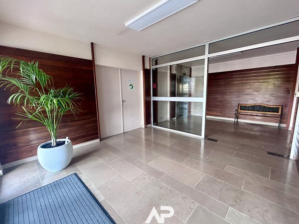 La Rochelle La Corniche - Appartement 80 m² avec vue mer, balcons, parking et ascenseur €264 000 ** - Référence MN630ED1