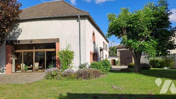 Maison ancienne,  atypique, nichée dans un village charmant au Sud de Reims, vous propose :
?	...