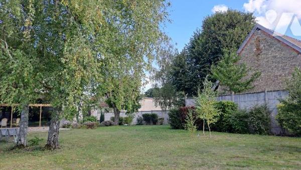 Maison ancienne,  atypique, nichée dans un village charmant au Sud de Reims, vous propose :
?	...