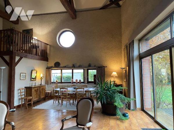 Maison ancienne,  atypique, nichée dans un village charmant au Sud de Reims, vous propose :
?	...