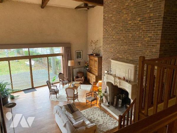 Maison ancienne,  atypique, nichée dans un village charmant au Sud de Reims, vous propose :
?	...