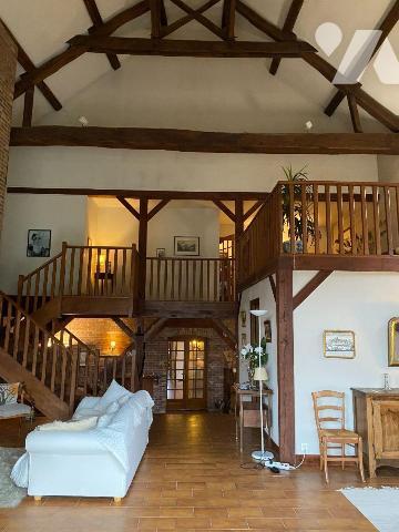 Maison ancienne,  atypique, nichée dans un village charmant au Sud de Reims, vous propose :
?	...