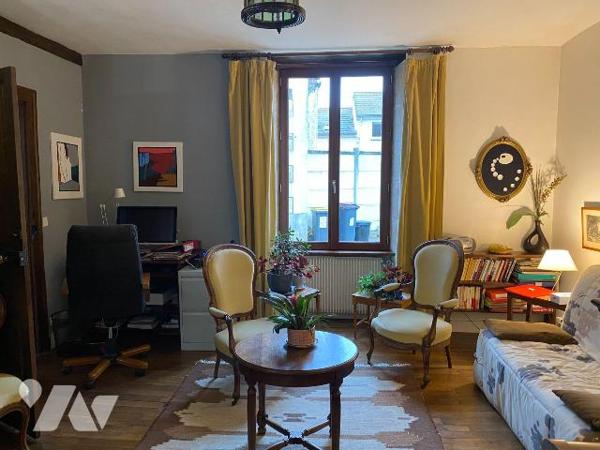 Maison ancienne,  atypique, nichée dans un village charmant au Sud de Reims, vous propose :
?	...