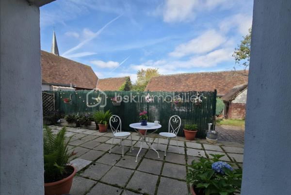 À Boursay, au cœur d’un environnement calme et agréable, je vous propose de découvrir cette maison de 79 m² habitables, offrant une configuration fonctionnelle et surtout un beau potentiel d’évolution.

La maison se compose d’une entrée, de deux grandes pièces de vie permettant d’organiser facilement les espaces selon vos envies, avec notamment une cuisine et un espace salon, ainsi que de deux chambres, une salle d’eau et un WC.

L’un des véritables atouts de cette propriété réside dans son grenier aménageable, qui permet d’imaginer à terme de nouveaux espaces selon les besoins : chambres supplémentaires, bureau, espace loisirs ou rangement.

À l’extérieur, vous bénéficierez d’une terrasse ainsi que de plusieurs dépendances, comprenant notamment garage et abri de jardin. En face de la maison, vous profiterez également d’un jardin entièrement clôturé.

Côté emplacement, Boursay se situe à seulement une dizaine de minutes de Mondoubleau, avec ses commerces et services, et à environ 30 minutes de Vendôme. La gare TGV de Vendôme-Villiers-sur-Loir est accessible à environ 25 minutes en voiture.

Une maison qui offre plusieurs possibilités : résidence principale, pied-à-terre, premier achat ou projet d’investissement, avec un potentiel d'aménagement supplémentaire grâce au grenier.

Visites sur rendez-vous. Pour obtenir davantage d’informations sur le bien ou organiser une visite, contactez-moi directement.