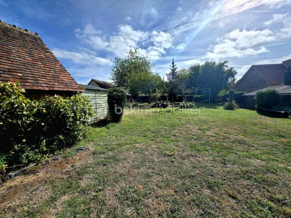 À Boursay, au cœur d’un environnement calme et agréable, je vous propose de découvrir cette maison de 79 m² habitables, offrant une configuration fonctionnelle et surtout un beau potentiel d’évolution.

La maison se compose d’une entrée, de deux grandes pièces de vie permettant d’organiser facilement les espaces selon vos envies, avec notamment une cuisine et un espace salon, ainsi que de deux chambres, une salle d’eau et un WC.

L’un des véritables atouts de cette propriété réside dans son grenier aménageable, qui permet d’imaginer à terme de nouveaux espaces selon les besoins : chambres supplémentaires, bureau, espace loisirs ou rangement.

À l’extérieur, vous bénéficierez d’une terrasse ainsi que de plusieurs dépendances, comprenant notamment garage et abri de jardin. En face de la maison, vous profiterez également d’un jardin entièrement clôturé.

Côté emplacement, Boursay se situe à seulement une dizaine de minutes de Mondoubleau, avec ses commerces et services, et à environ 30 minutes de Vendôme. La gare TGV de Vendôme-Villiers-sur-Loir est accessible à environ 25 minutes en voiture.

Une maison qui offre plusieurs possibilités : résidence principale, pied-à-terre, premier achat ou projet d’investissement, avec un potentiel d'aménagement supplémentaire grâce au grenier.

Visites sur rendez-vous. Pour obtenir davantage d’informations sur le bien ou organiser une visite, contactez-moi directement.