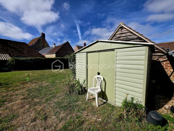 À Boursay, au cœur d’un environnement calme et agréable, je vous propose de découvrir cette maison de 79 m² habitables, offrant une configuration fonctionnelle et surtout un beau potentiel d’évolution.

La maison se compose d’une entrée, de deux grandes pièces de vie permettant d’organiser facilement les espaces selon vos envies, avec notamment une cuisine et un espace salon, ainsi que de deux chambres, une salle d’eau et un WC.

L’un des véritables atouts de cette propriété réside dans son grenier aménageable, qui permet d’imaginer à terme de nouveaux espaces selon les besoins : chambres supplémentaires, bureau, espace loisirs ou rangement.

À l’extérieur, vous bénéficierez d’une terrasse ainsi que de plusieurs dépendances, comprenant notamment garage et abri de jardin. En face de la maison, vous profiterez également d’un jardin entièrement clôturé.

Côté emplacement, Boursay se situe à seulement une dizaine de minutes de Mondoubleau, avec ses commerces et services, et à environ 30 minutes de Vendôme. La gare TGV de Vendôme-Villiers-sur-Loir est accessible à environ 25 minutes en voiture.

Une maison qui offre plusieurs possibilités : résidence principale, pied-à-terre, premier achat ou projet d’investissement, avec un potentiel d'aménagement supplémentaire grâce au grenier.

Visites sur rendez-vous. Pour obtenir davantage d’informations sur le bien ou organiser une visite, contactez-moi directement.