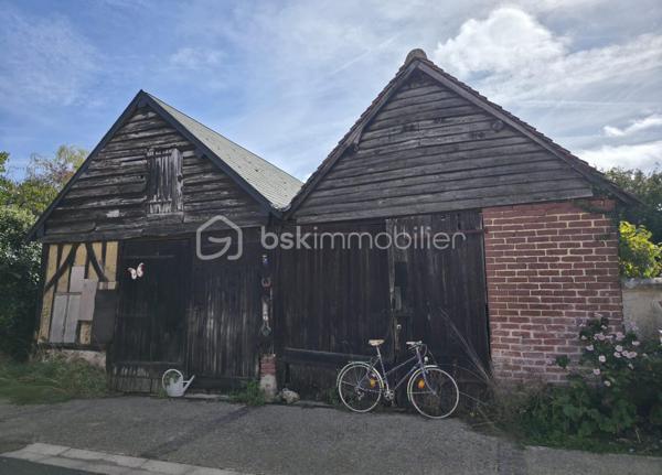 À Boursay, au cœur d’un environnement calme et agréable, je vous propose de découvrir cette maison de 79 m² habitables, offrant une configuration fonctionnelle et surtout un beau potentiel d’évolution.

La maison se compose d’une entrée, de deux grandes pièces de vie permettant d’organiser facilement les espaces selon vos envies, avec notamment une cuisine et un espace salon, ainsi que de deux chambres, une salle d’eau et un WC.

L’un des véritables atouts de cette propriété réside dans son grenier aménageable, qui permet d’imaginer à terme de nouveaux espaces selon les besoins : chambres supplémentaires, bureau, espace loisirs ou rangement.

À l’extérieur, vous bénéficierez d’une terrasse ainsi que de plusieurs dépendances, comprenant notamment garage et abri de jardin. En face de la maison, vous profiterez également d’un jardin entièrement clôturé.

Côté emplacement, Boursay se situe à seulement une dizaine de minutes de Mondoubleau, avec ses commerces et services, et à environ 30 minutes de Vendôme. La gare TGV de Vendôme-Villiers-sur-Loir est accessible à environ 25 minutes en voiture.

Une maison qui offre plusieurs possibilités : résidence principale, pied-à-terre, premier achat ou projet d’investissement, avec un potentiel d'aménagement supplémentaire grâce au grenier.

Visites sur rendez-vous. Pour obtenir davantage d’informations sur le bien ou organiser une visite, contactez-moi directement.