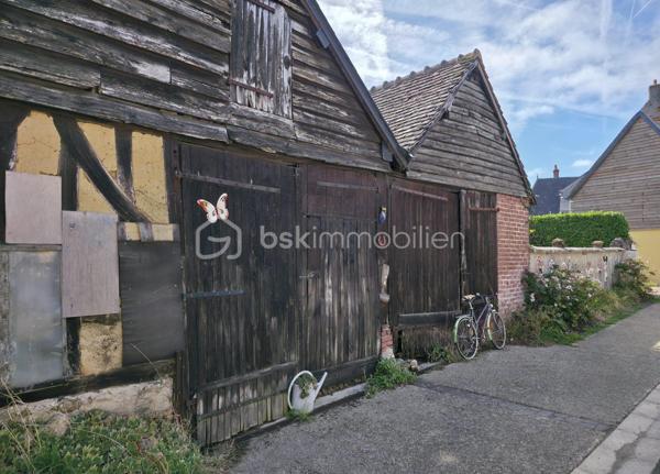 À Boursay, au cœur d’un environnement calme et agréable, je vous propose de découvrir cette maison de 79 m² habitables, offrant une configuration fonctionnelle et surtout un beau potentiel d’évolution.

La maison se compose d’une entrée, de deux grandes pièces de vie permettant d’organiser facilement les espaces selon vos envies, avec notamment une cuisine et un espace salon, ainsi que de deux chambres, une salle d’eau et un WC.

L’un des véritables atouts de cette propriété réside dans son grenier aménageable, qui permet d’imaginer à terme de nouveaux espaces selon les besoins : chambres supplémentaires, bureau, espace loisirs ou rangement.

À l’extérieur, vous bénéficierez d’une terrasse ainsi que de plusieurs dépendances, comprenant notamment garage et abri de jardin. En face de la maison, vous profiterez également d’un jardin entièrement clôturé.

Côté emplacement, Boursay se situe à seulement une dizaine de minutes de Mondoubleau, avec ses commerces et services, et à environ 30 minutes de Vendôme. La gare TGV de Vendôme-Villiers-sur-Loir est accessible à environ 25 minutes en voiture.

Une maison qui offre plusieurs possibilités : résidence principale, pied-à-terre, premier achat ou projet d’investissement, avec un potentiel d'aménagement supplémentaire grâce au grenier.

Visites sur rendez-vous. Pour obtenir davantage d’informations sur le bien ou organiser une visite, contactez-moi directement.