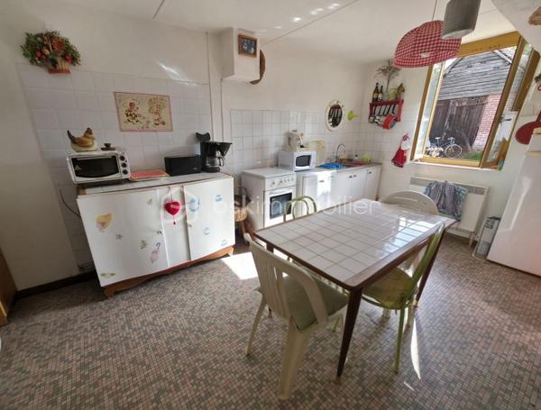 À Boursay, au cœur d’un environnement calme et agréable, je vous propose de découvrir cette maison de 79 m² habitables, offrant une configuration fonctionnelle et surtout un beau potentiel d’évolution.

La maison se compose d’une entrée, de deux grandes pièces de vie permettant d’organiser facilement les espaces selon vos envies, avec notamment une cuisine et un espace salon, ainsi que de deux chambres, une salle d’eau et un WC.

L’un des véritables atouts de cette propriété réside dans son grenier aménageable, qui permet d’imaginer à terme de nouveaux espaces selon les besoins : chambres supplémentaires, bureau, espace loisirs ou rangement.

À l’extérieur, vous bénéficierez d’une terrasse ainsi que de plusieurs dépendances, comprenant notamment garage et abri de jardin. En face de la maison, vous profiterez également d’un jardin entièrement clôturé.

Côté emplacement, Boursay se situe à seulement une dizaine de minutes de Mondoubleau, avec ses commerces et services, et à environ 30 minutes de Vendôme. La gare TGV de Vendôme-Villiers-sur-Loir est accessible à environ 25 minutes en voiture.

Une maison qui offre plusieurs possibilités : résidence principale, pied-à-terre, premier achat ou projet d’investissement, avec un potentiel d'aménagement supplémentaire grâce au grenier.

Visites sur rendez-vous. Pour obtenir davantage d’informations sur le bien ou organiser une visite, contactez-moi directement.