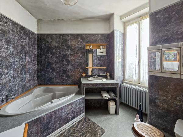 Immeuble de rapport – commerce loué 263 m² + appartement à rénover – NEVERS (58)