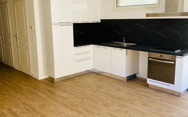 Immeuble à vendre    11 pièces • 252 m2 Nice