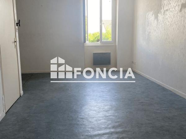 Location Appartement 4 pièces 71.72 m² - 38 RUE DES MAUGES Saint Laurent De La Plaine 49290