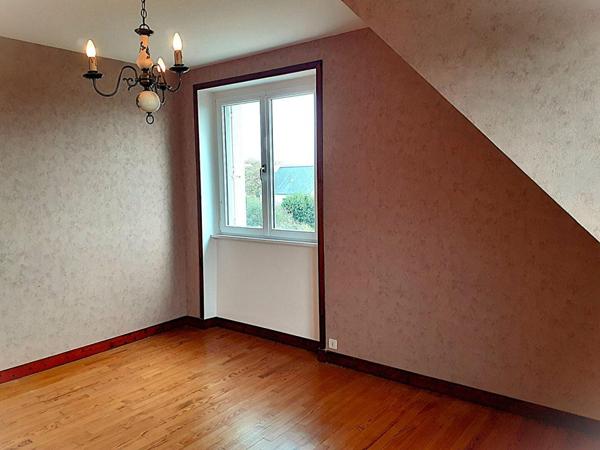Maison  mitoyenne T8 de 161 m² avec grand jardin à Crozon (29 160 ) A NE PAS LAISSER PASSER !