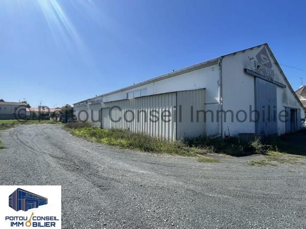 A VENDRE CENTRE VILLE DE FONTENAY LE COMTE LOCAL D’ACTIVITE 900m2 FACILE D’ACCES AVEC PARKINGS