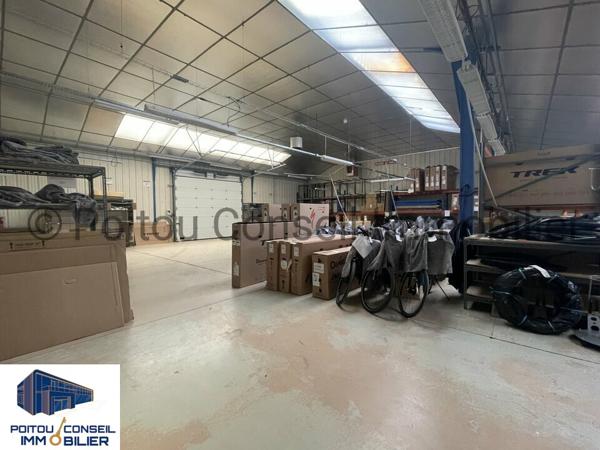A VENDRE CENTRE VILLE DE FONTENAY LE COMTE LOCAL D’ACTIVITE 900m2 FACILE D’ACCES AVEC PARKINGS