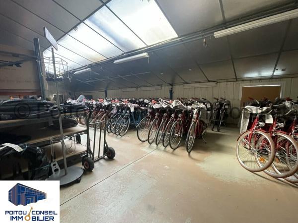 A VENDRE CENTRE VILLE DE FONTENAY LE COMTE LOCAL D’ACTIVITE 900m2 FACILE D’ACCES AVEC PARKINGS