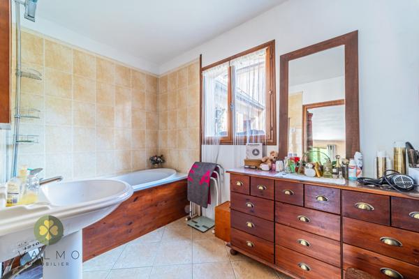 Maison
                                                                                                                                                                                                                                                                                                                        6 pièce(s)                                                                                                                                                                                                          4 chambre(s)                                                                                                                                                                                                          197  m²