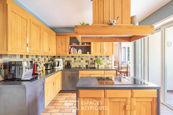 Maison d’architecte contemporaine avec piscine et jardin paysagé