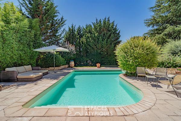 Maison d’architecte contemporaine avec piscine et jardin paysagé