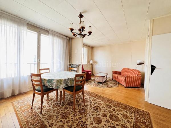 À seulement quelques minutes de Paris, découvrez ce bel appartement de 63m², situé au 3ᵉ étage/4 , dans un secteur très recherché .
Il se compose d'une entrée  avec placards ,un séjour de 25m² environ , Deux chambres , une salle de bain , WC séparés , une cuisine séparée .

Une cave privative  complète ce bien .

Transports en commun :
 Métro 7 – Le Kremlin-Bicêtre (environ 5 min à pied)
Métro 14 – Hôpital Bicêtre (accès rapide 8 à 10 mn environ )
 Bus : 47, 125, 131, 183, 185, 186 et 323
Toutes les commodités à pied.

Les + du bien : appartement issu d’un ensemble construit dans l’après-guerre dans le cadre du mouvement des Castors, bénéficiant également d’une cour commune conçue à l’origine comme un espace de convivialité et de partage entre les résidents.

Quelques travaux de rénovation sont à prévoir vous permettront de créer un intérieur à votre image et de valoriser pleinement ce bien .
Une belle opportunité pour les acquéreurs souhaitant personnaliser leur futur logement ou réaliser un investissement.