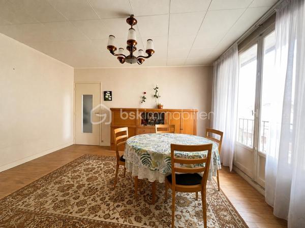 À seulement quelques minutes de Paris, découvrez ce bel appartement de 63m², situé au 3ᵉ étage/4 , dans un secteur très recherché .
Il se compose d'une entrée  avec placards ,un séjour de 25m² environ , Deux chambres , une salle de bain , WC séparés , une cuisine séparée .

Une cave privative  complète ce bien .

Transports en commun :
 Métro 7 – Le Kremlin-Bicêtre (environ 5 min à pied)
Métro 14 – Hôpital Bicêtre (accès rapide 8 à 10 mn environ )
 Bus : 47, 125, 131, 183, 185, 186 et 323
Toutes les commodités à pied.

Les + du bien : appartement issu d’un ensemble construit dans l’après-guerre dans le cadre du mouvement des Castors, bénéficiant également d’une cour commune conçue à l’origine comme un espace de convivialité et de partage entre les résidents.

Quelques travaux de rénovation sont à prévoir vous permettront de créer un intérieur à votre image et de valoriser pleinement ce bien .
Une belle opportunité pour les acquéreurs souhaitant personnaliser leur futur logement ou réaliser un investissement.