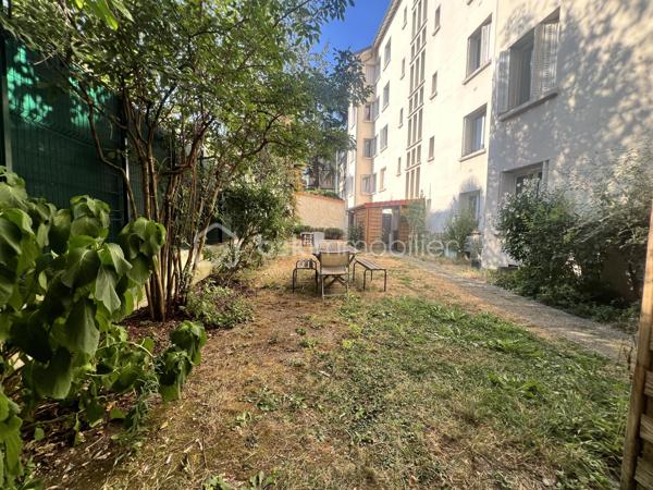 À seulement quelques minutes de Paris, découvrez ce bel appartement de 63m², situé au 3ᵉ étage/4 , dans un secteur très recherché .
Il se compose d'une entrée  avec placards ,un séjour de 25m² environ , Deux chambres , une salle de bain , WC séparés , une cuisine séparée .

Une cave privative  complète ce bien .

Transports en commun :
 Métro 7 – Le Kremlin-Bicêtre (environ 5 min à pied)
Métro 14 – Hôpital Bicêtre (accès rapide 8 à 10 mn environ )
 Bus : 47, 125, 131, 183, 185, 186 et 323
Toutes les commodités à pied.

Les + du bien : appartement issu d’un ensemble construit dans l’après-guerre dans le cadre du mouvement des Castors, bénéficiant également d’une cour commune conçue à l’origine comme un espace de convivialité et de partage entre les résidents.

Quelques travaux de rénovation sont à prévoir vous permettront de créer un intérieur à votre image et de valoriser pleinement ce bien .
Une belle opportunité pour les acquéreurs souhaitant personnaliser leur futur logement ou réaliser un investissement.