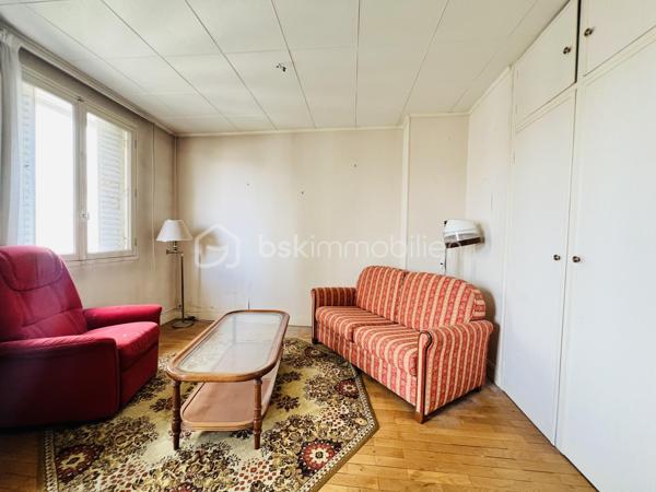 À seulement quelques minutes de Paris, découvrez ce bel appartement de 63m², situé au 3ᵉ étage/4 , dans un secteur très recherché .
Il se compose d'une entrée  avec placards ,un séjour de 25m² environ , Deux chambres , une salle de bain , WC séparés , une cuisine séparée .

Une cave privative  complète ce bien .

Transports en commun :
 Métro 7 – Le Kremlin-Bicêtre (environ 5 min à pied)
Métro 14 – Hôpital Bicêtre (accès rapide 8 à 10 mn environ )
 Bus : 47, 125, 131, 183, 185, 186 et 323
Toutes les commodités à pied.

Les + du bien : appartement issu d’un ensemble construit dans l’après-guerre dans le cadre du mouvement des Castors, bénéficiant également d’une cour commune conçue à l’origine comme un espace de convivialité et de partage entre les résidents.

Quelques travaux de rénovation sont à prévoir vous permettront de créer un intérieur à votre image et de valoriser pleinement ce bien .
Une belle opportunité pour les acquéreurs souhaitant personnaliser leur futur logement ou réaliser un investissement.