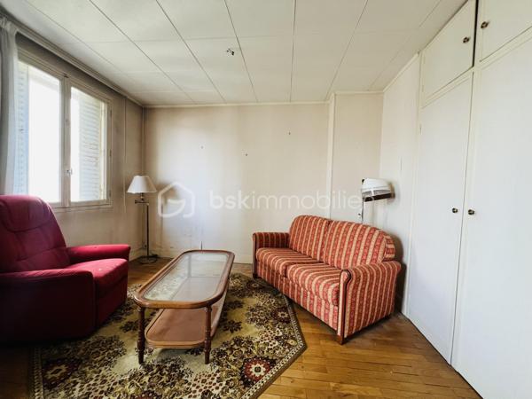 À seulement quelques minutes de Paris, découvrez ce bel appartement de 63m², situé au 3ᵉ étage/4 , dans un secteur très recherché .
Il se compose d'une entrée  avec placards ,un séjour de 25m² environ , Deux chambres , une salle de bain , WC séparés , une cuisine séparée .

Une cave privative  complète ce bien .

Transports en commun :
 Métro 7 – Le Kremlin-Bicêtre (environ 5 min à pied)
Métro 14 – Hôpital Bicêtre (accès rapide 8 à 10 mn environ )
 Bus : 47, 125, 131, 183, 185, 186 et 323
Toutes les commodités à pied.

Les + du bien : appartement issu d’un ensemble construit dans l’après-guerre dans le cadre du mouvement des Castors, bénéficiant également d’une cour commune conçue à l’origine comme un espace de convivialité et de partage entre les résidents.

Quelques travaux de rénovation sont à prévoir vous permettront de créer un intérieur à votre image et de valoriser pleinement ce bien .
Une belle opportunité pour les acquéreurs souhaitant personnaliser leur futur logement ou réaliser un investissement.