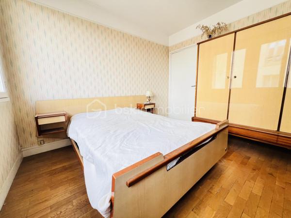 À seulement quelques minutes de Paris, découvrez ce bel appartement de 63m², situé au 3ᵉ étage/4 , dans un secteur très recherché .
Il se compose d'une entrée  avec placards ,un séjour de 25m² environ , Deux chambres , une salle de bain , WC séparés , une cuisine séparée .

Une cave privative  complète ce bien .

Transports en commun :
 Métro 7 – Le Kremlin-Bicêtre (environ 5 min à pied)
Métro 14 – Hôpital Bicêtre (accès rapide 8 à 10 mn environ )
 Bus : 47, 125, 131, 183, 185, 186 et 323
Toutes les commodités à pied.

Les + du bien : appartement issu d’un ensemble construit dans l’après-guerre dans le cadre du mouvement des Castors, bénéficiant également d’une cour commune conçue à l’origine comme un espace de convivialité et de partage entre les résidents.

Quelques travaux de rénovation sont à prévoir vous permettront de créer un intérieur à votre image et de valoriser pleinement ce bien .
Une belle opportunité pour les acquéreurs souhaitant personnaliser leur futur logement ou réaliser un investissement.