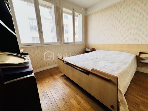 À seulement quelques minutes de Paris, découvrez ce bel appartement de 63m², situé au 3ᵉ étage/4 , dans un secteur très recherché .
Il se compose d'une entrée  avec placards ,un séjour de 25m² environ , Deux chambres , une salle de bain , WC séparés , une cuisine séparée .

Une cave privative  complète ce bien .

Transports en commun :
 Métro 7 – Le Kremlin-Bicêtre (environ 5 min à pied)
Métro 14 – Hôpital Bicêtre (accès rapide 8 à 10 mn environ )
 Bus : 47, 125, 131, 183, 185, 186 et 323
Toutes les commodités à pied.

Les + du bien : appartement issu d’un ensemble construit dans l’après-guerre dans le cadre du mouvement des Castors, bénéficiant également d’une cour commune conçue à l’origine comme un espace de convivialité et de partage entre les résidents.

Quelques travaux de rénovation sont à prévoir vous permettront de créer un intérieur à votre image et de valoriser pleinement ce bien .
Une belle opportunité pour les acquéreurs souhaitant personnaliser leur futur logement ou réaliser un investissement.