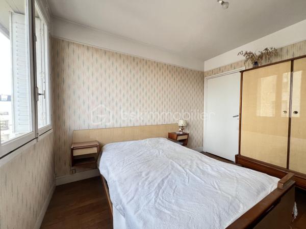 À seulement quelques minutes de Paris, découvrez ce bel appartement de 63m², situé au 3ᵉ étage/4 , dans un secteur très recherché .
Il se compose d'une entrée  avec placards ,un séjour de 25m² environ , Deux chambres , une salle de bain , WC séparés , une cuisine séparée .

Une cave privative  complète ce bien .

Transports en commun :
 Métro 7 – Le Kremlin-Bicêtre (environ 5 min à pied)
Métro 14 – Hôpital Bicêtre (accès rapide 8 à 10 mn environ )
 Bus : 47, 125, 131, 183, 185, 186 et 323
Toutes les commodités à pied.

Les + du bien : appartement issu d’un ensemble construit dans l’après-guerre dans le cadre du mouvement des Castors, bénéficiant également d’une cour commune conçue à l’origine comme un espace de convivialité et de partage entre les résidents.

Quelques travaux de rénovation sont à prévoir vous permettront de créer un intérieur à votre image et de valoriser pleinement ce bien .
Une belle opportunité pour les acquéreurs souhaitant personnaliser leur futur logement ou réaliser un investissement.