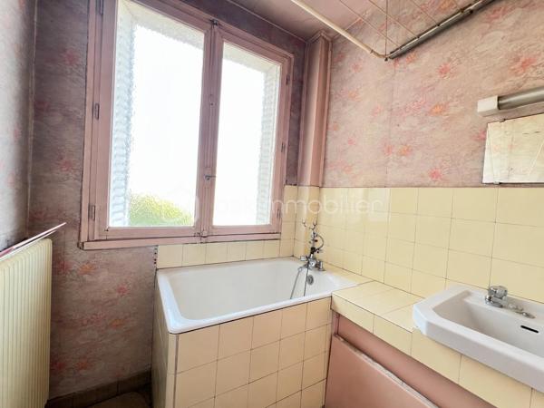 À seulement quelques minutes de Paris, découvrez ce bel appartement de 63m², situé au 3ᵉ étage/4 , dans un secteur très recherché .
Il se compose d'une entrée  avec placards ,un séjour de 25m² environ , Deux chambres , une salle de bain , WC séparés , une cuisine séparée .

Une cave privative  complète ce bien .

Transports en commun :
 Métro 7 – Le Kremlin-Bicêtre (environ 5 min à pied)
Métro 14 – Hôpital Bicêtre (accès rapide 8 à 10 mn environ )
 Bus : 47, 125, 131, 183, 185, 186 et 323
Toutes les commodités à pied.

Les + du bien : appartement issu d’un ensemble construit dans l’après-guerre dans le cadre du mouvement des Castors, bénéficiant également d’une cour commune conçue à l’origine comme un espace de convivialité et de partage entre les résidents.

Quelques travaux de rénovation sont à prévoir vous permettront de créer un intérieur à votre image et de valoriser pleinement ce bien .
Une belle opportunité pour les acquéreurs souhaitant personnaliser leur futur logement ou réaliser un investissement.