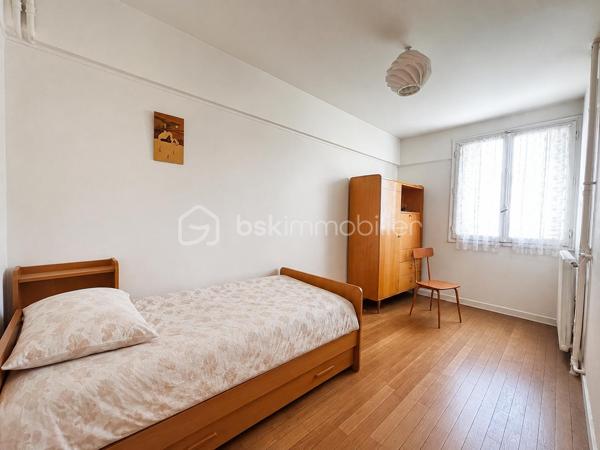 À seulement quelques minutes de Paris, découvrez ce bel appartement de 63m², situé au 3ᵉ étage/4 , dans un secteur très recherché .
Il se compose d'une entrée  avec placards ,un séjour de 25m² environ , Deux chambres , une salle de bain , WC séparés , une cuisine séparée .

Une cave privative  complète ce bien .

Transports en commun :
 Métro 7 – Le Kremlin-Bicêtre (environ 5 min à pied)
Métro 14 – Hôpital Bicêtre (accès rapide 8 à 10 mn environ )
 Bus : 47, 125, 131, 183, 185, 186 et 323
Toutes les commodités à pied.

Les + du bien : appartement issu d’un ensemble construit dans l’après-guerre dans le cadre du mouvement des Castors, bénéficiant également d’une cour commune conçue à l’origine comme un espace de convivialité et de partage entre les résidents.

Quelques travaux de rénovation sont à prévoir vous permettront de créer un intérieur à votre image et de valoriser pleinement ce bien .
Une belle opportunité pour les acquéreurs souhaitant personnaliser leur futur logement ou réaliser un investissement.