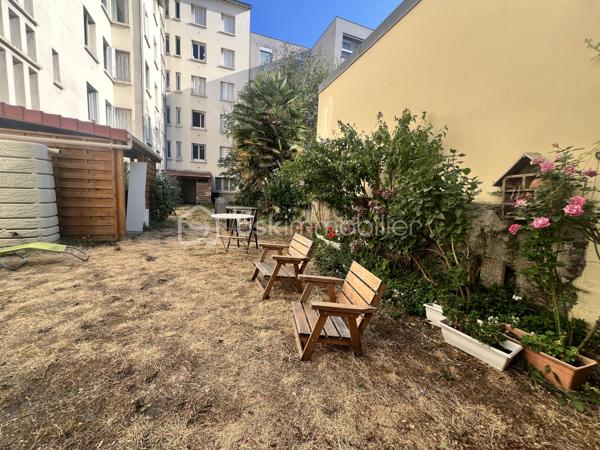 À seulement quelques minutes de Paris, découvrez ce bel appartement de 63m², situé au 3ᵉ étage/4 , dans un secteur très recherché .
Il se compose d'une entrée  avec placards ,un séjour de 25m² environ , Deux chambres , une salle de bain , WC séparés , une cuisine séparée .

Une cave privative  complète ce bien .

Transports en commun :
 Métro 7 – Le Kremlin-Bicêtre (environ 5 min à pied)
Métro 14 – Hôpital Bicêtre (accès rapide 8 à 10 mn environ )
 Bus : 47, 125, 131, 183, 185, 186 et 323
Toutes les commodités à pied.

Les + du bien : appartement issu d’un ensemble construit dans l’après-guerre dans le cadre du mouvement des Castors, bénéficiant également d’une cour commune conçue à l’origine comme un espace de convivialité et de partage entre les résidents.

Quelques travaux de rénovation sont à prévoir vous permettront de créer un intérieur à votre image et de valoriser pleinement ce bien .
Une belle opportunité pour les acquéreurs souhaitant personnaliser leur futur logement ou réaliser un investissement.