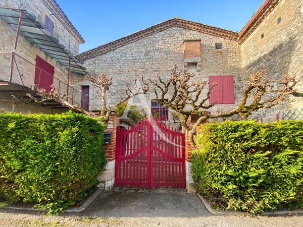 Unique maison de village et son jardin ..