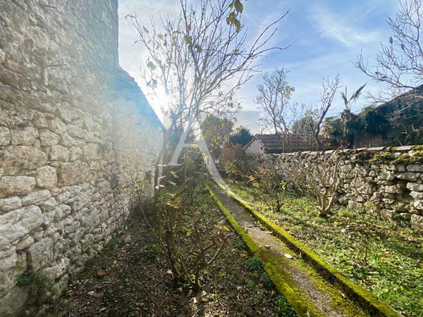 Unique maison de village et son jardin ..