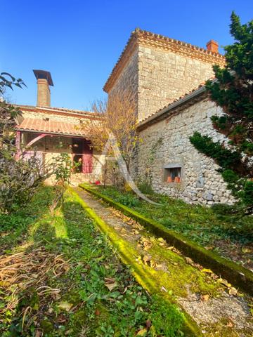 Unique maison de village et son jardin ..