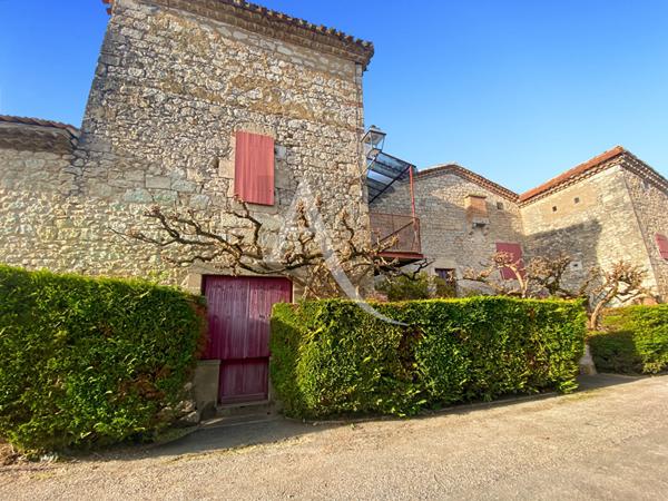 Unique maison de village et son jardin ..