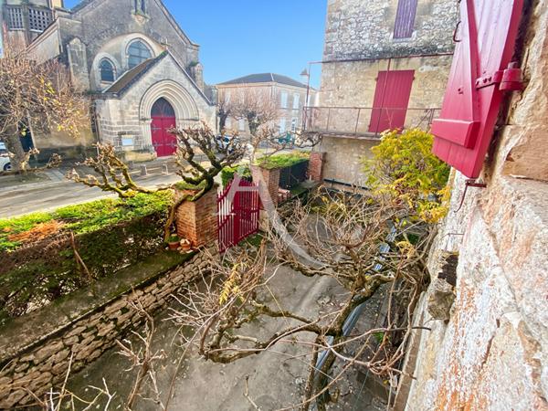 Unique maison de village et son jardin ..