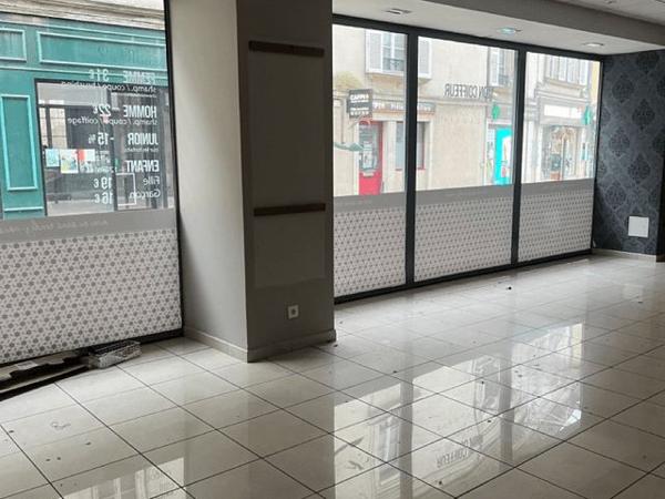 Location Local commercial 2 pièces 90 m² - RDC 9 GRANDE RUE Sable Sur Sarthe 72300