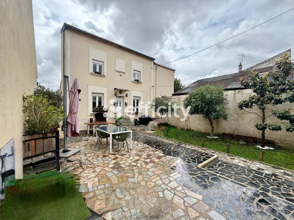 Maison
         5 pièces
        - 127 m² 379 000 € *