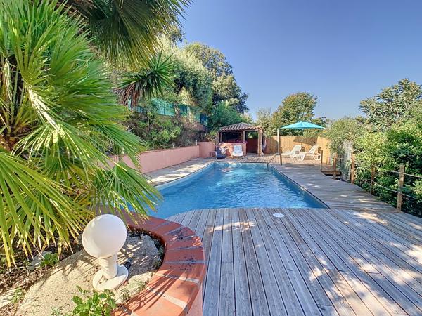 Villa 8 pièce(s) 5 chambre(s) 221.94 m²